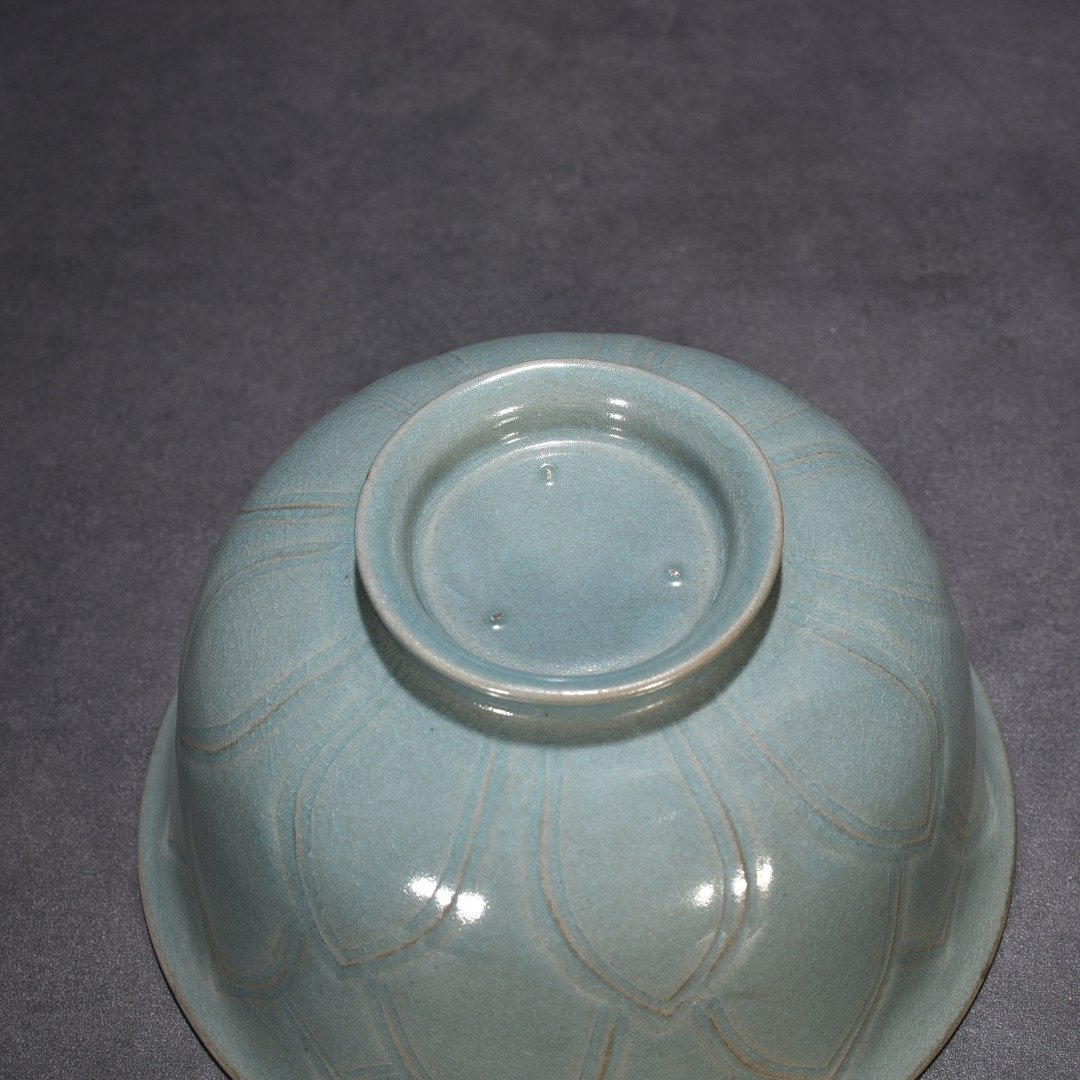 Song Dynasty Ru Kiln azure glaze bowl with lotus petal pattern