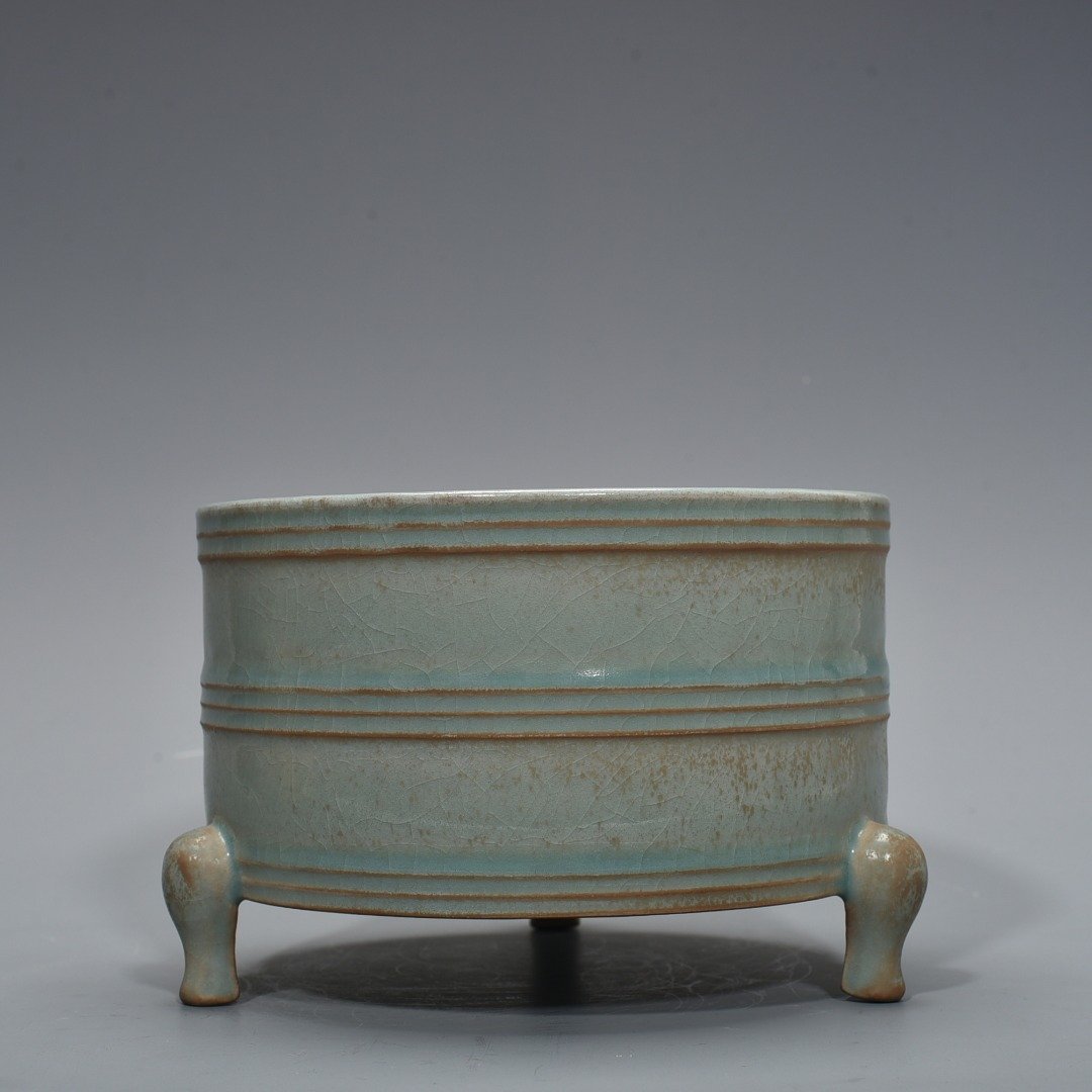 Song Dynasty Ru kiln azure glaze engraved with inscriptions and dazzling patterns