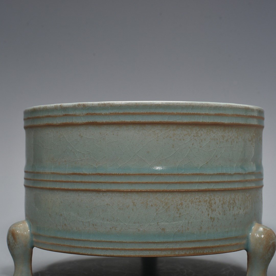 Song Dynasty Ru kiln azure glaze engraved with inscriptions and dazzling patterns