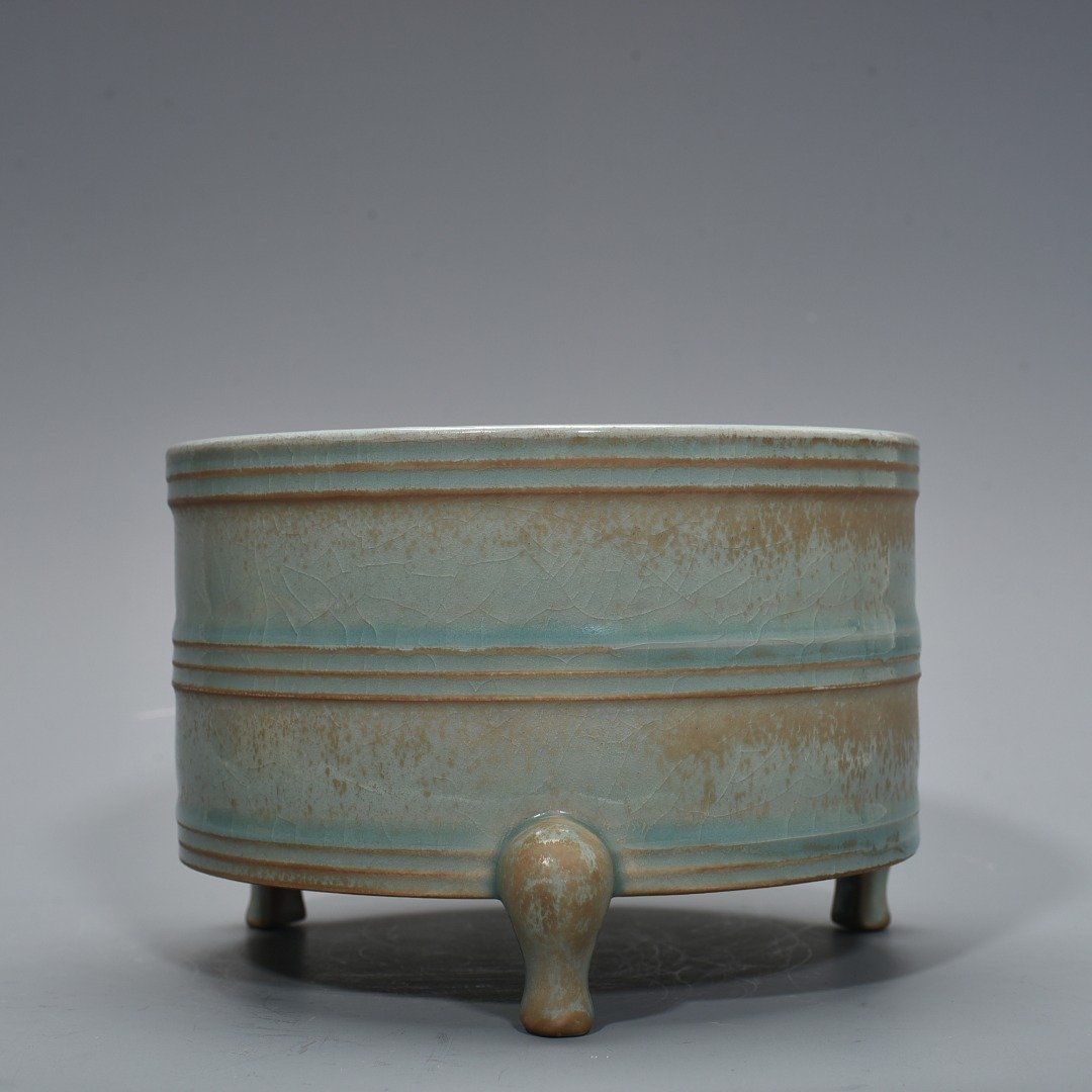 Song Dynasty Ru kiln azure glaze engraved with inscriptions and dazzling patterns