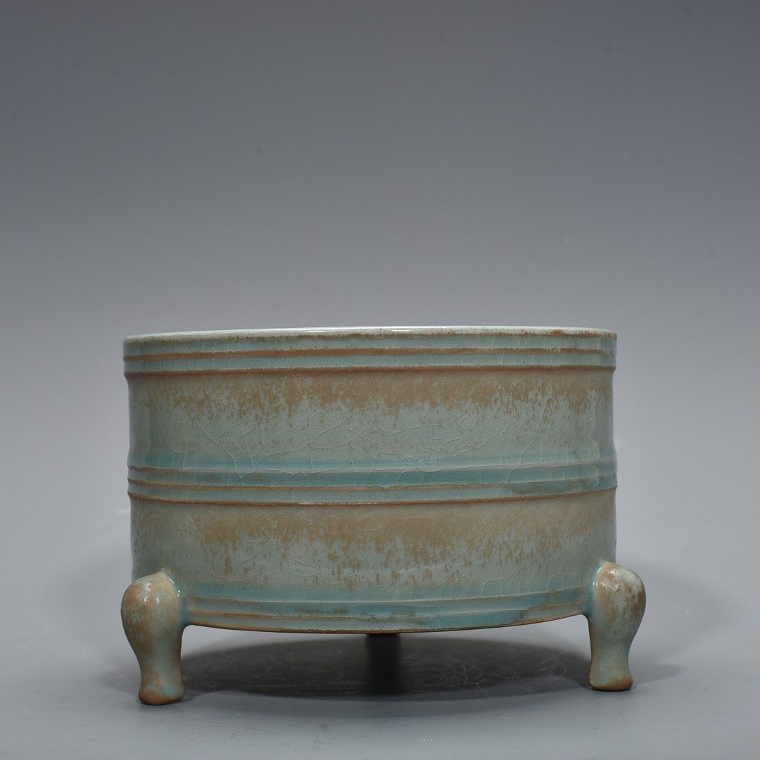 Song Dynasty Ru kiln azure glaze engraved with inscriptions and dazzling patterns