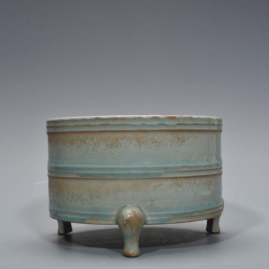Song Dynasty Ru kiln azure glaze engraved with inscriptions and dazzling patterns
