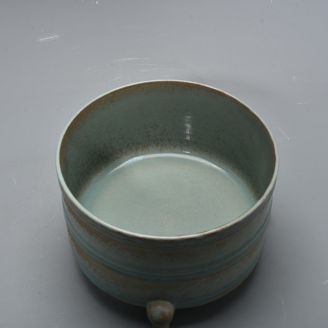 Song Dynasty Ru kiln azure glaze engraved with inscriptions and dazzling patterns