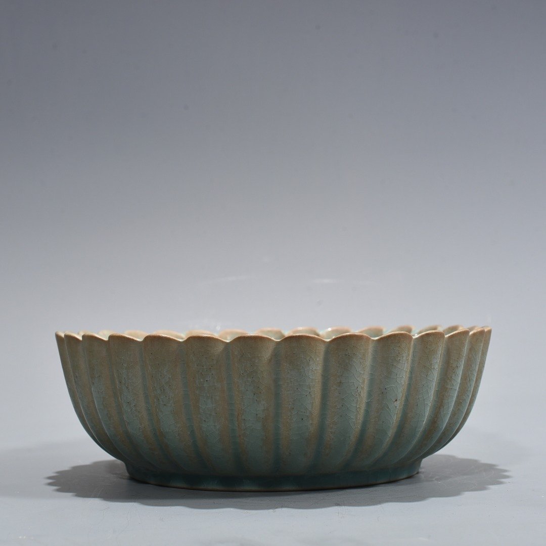 Song Dynasty Ru kiln azure glaze with inscription and chrysanthemum petal wash