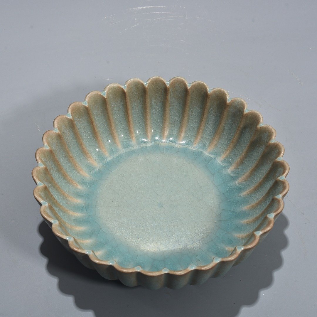 Song Dynasty Ru kiln azure glaze with inscription and chrysanthemum petal wash