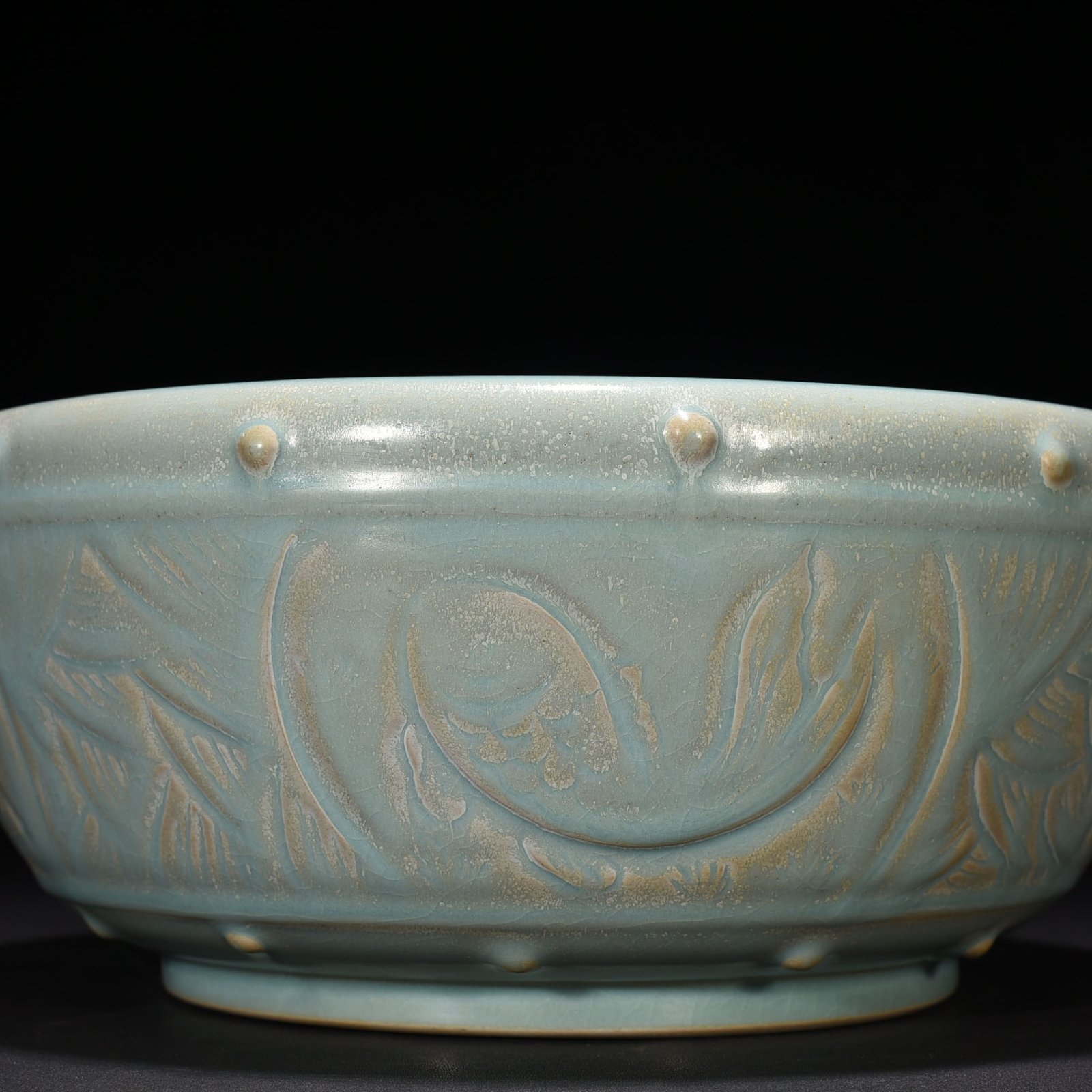 Song Dynasty Ru kiln azure glaze carved fish and algae pattern drum nail wash