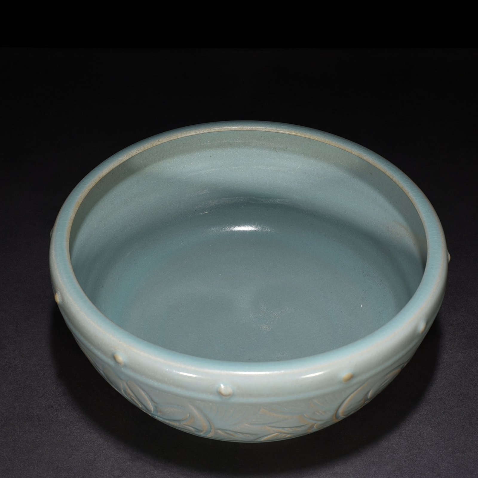 Song Dynasty Ru kiln azure glaze carved fish and algae pattern drum nail wash