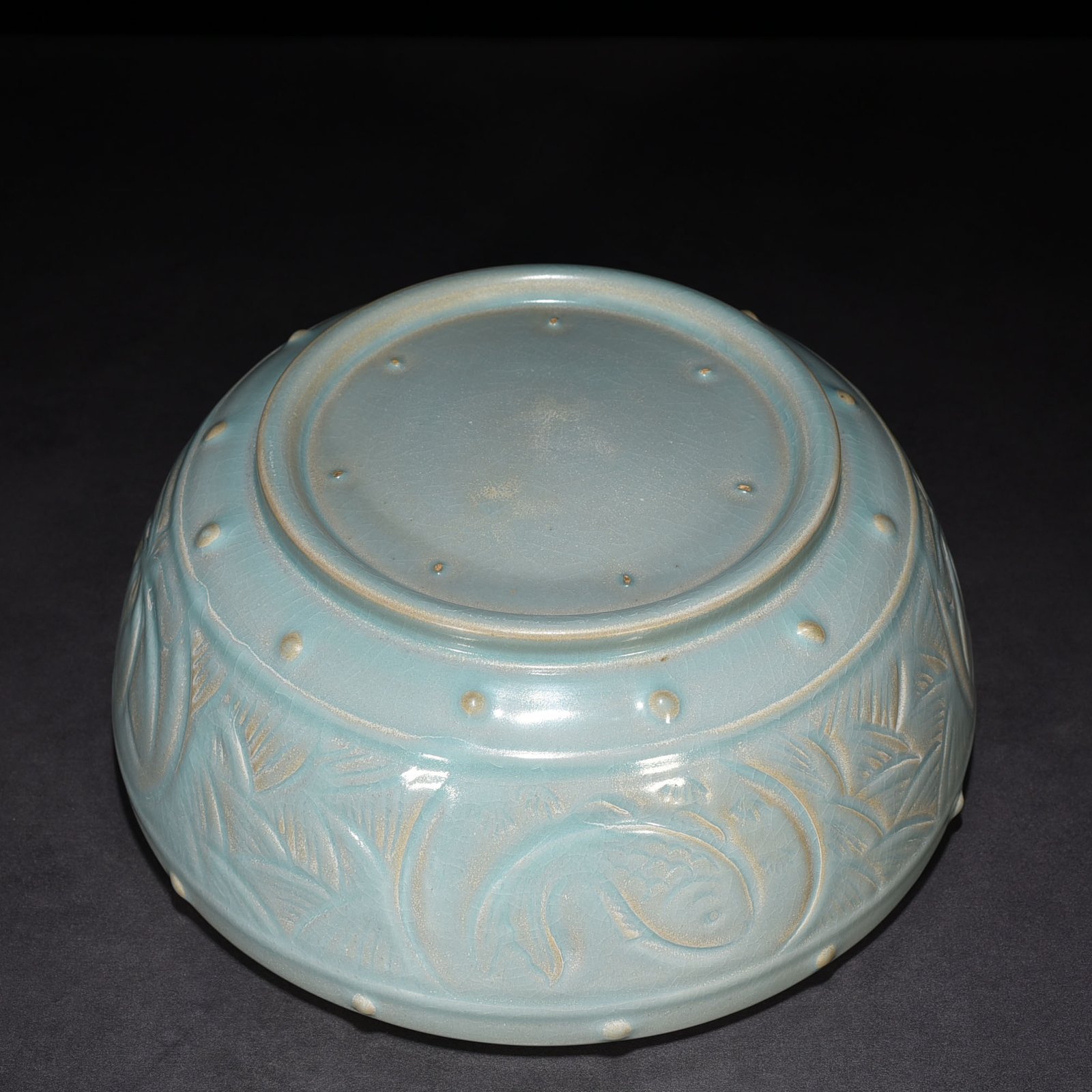 Song Dynasty Ru kiln azure glaze carved fish and algae pattern drum nail wash