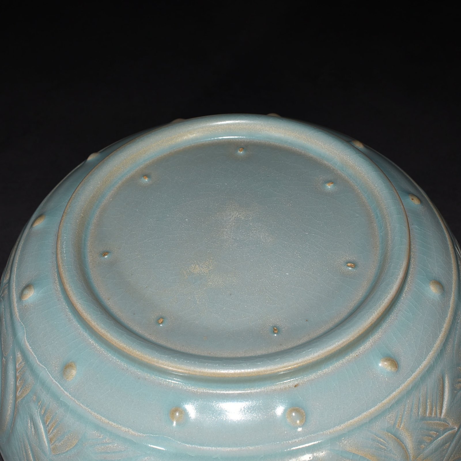 Song Dynasty Ru kiln azure glaze carved fish and algae pattern drum nail wash