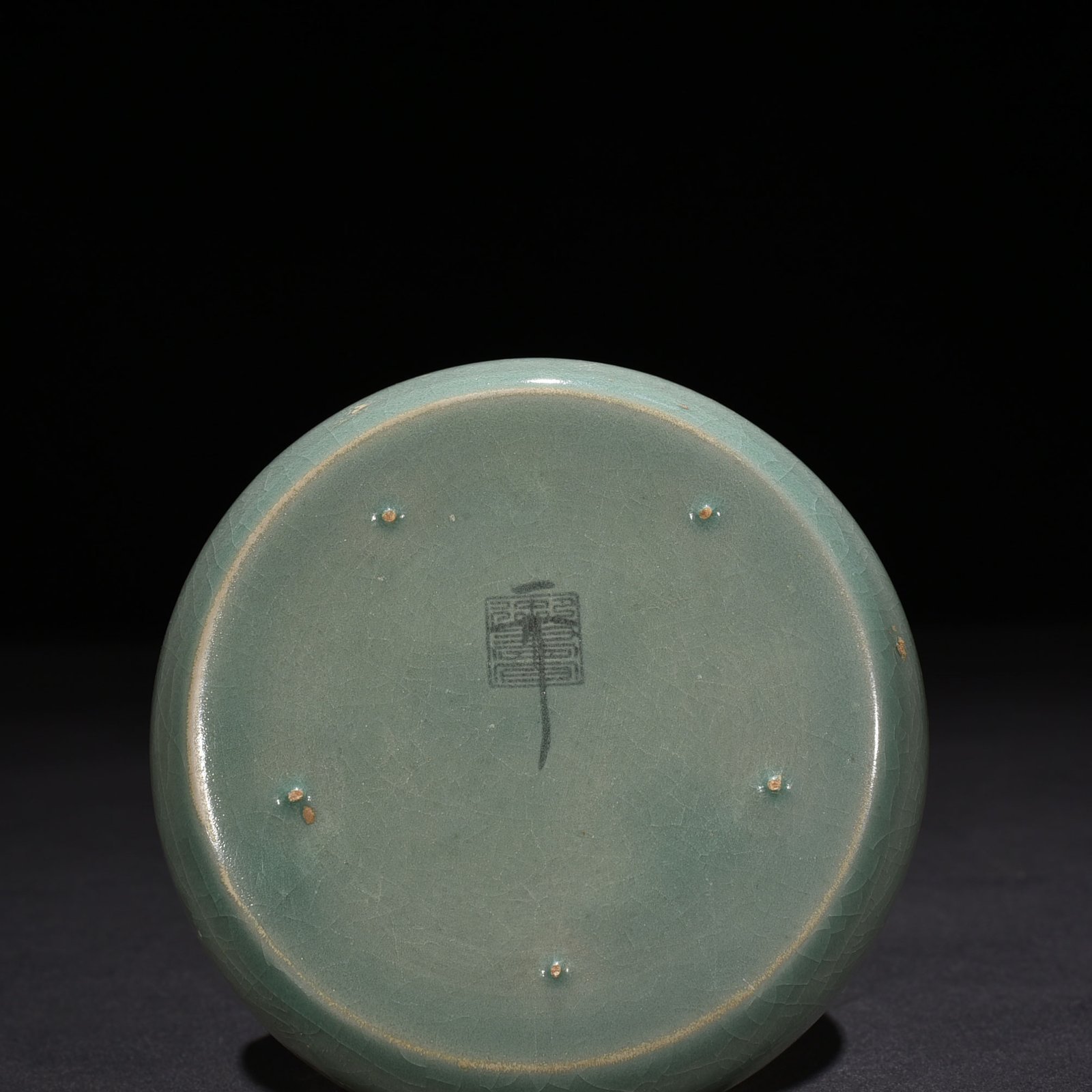 Song Dynasty Ru kiln azure glaze engraved dragon pattern round wash
