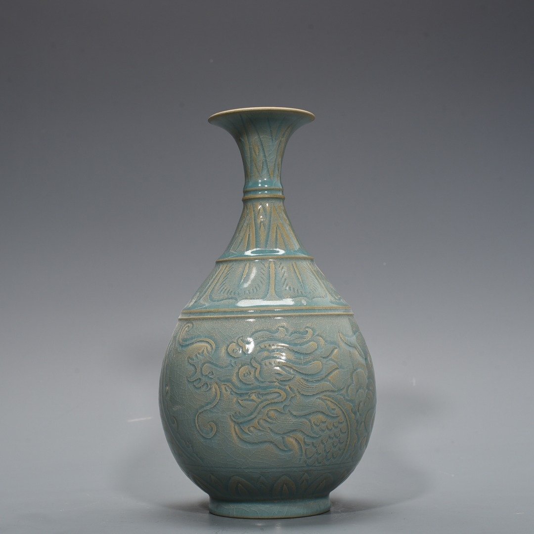 Song Dynasty Ru kiln azure glaze engraved dragon pattern jade pot spring vase