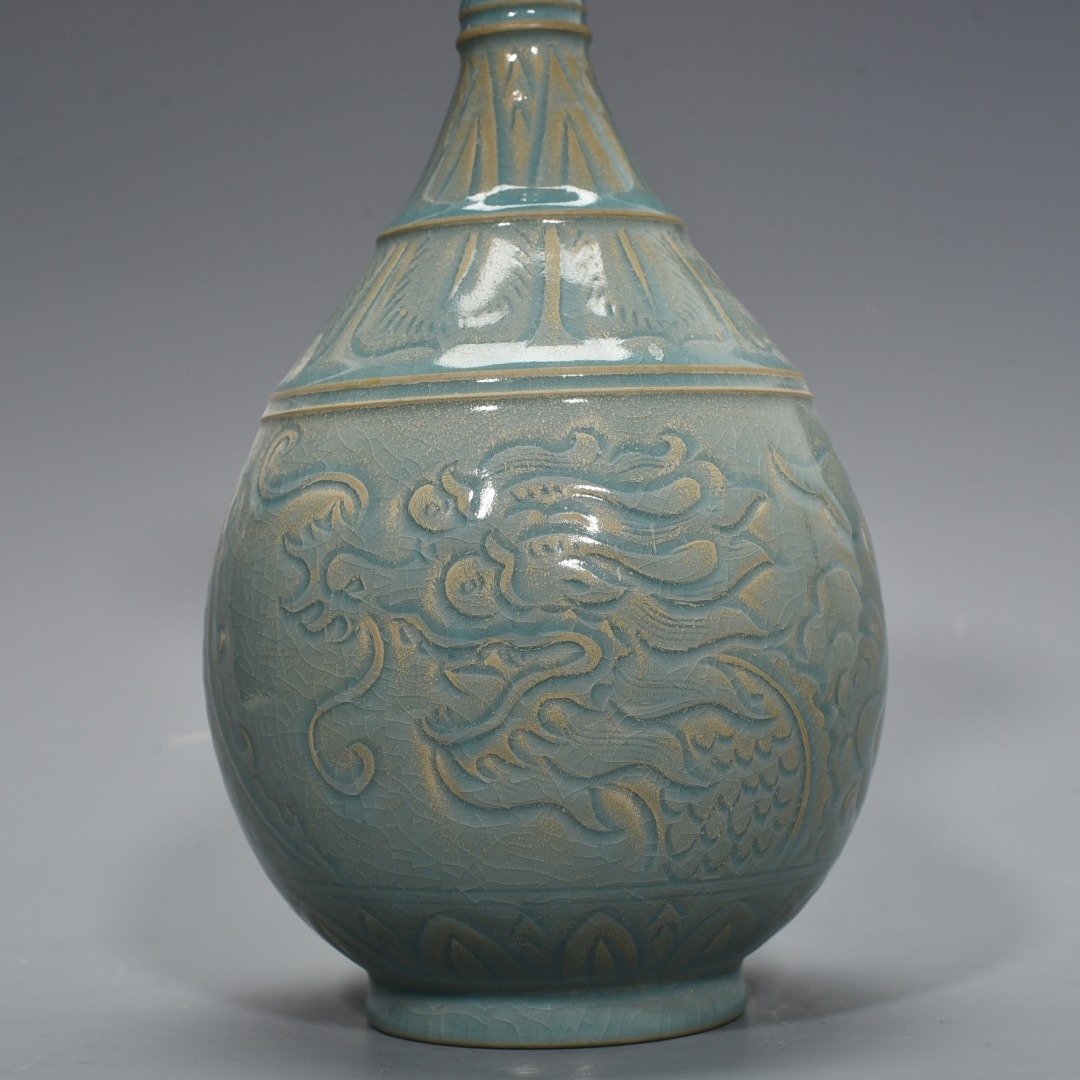 Song Dynasty Ru kiln azure glaze engraved dragon pattern jade pot spring vase