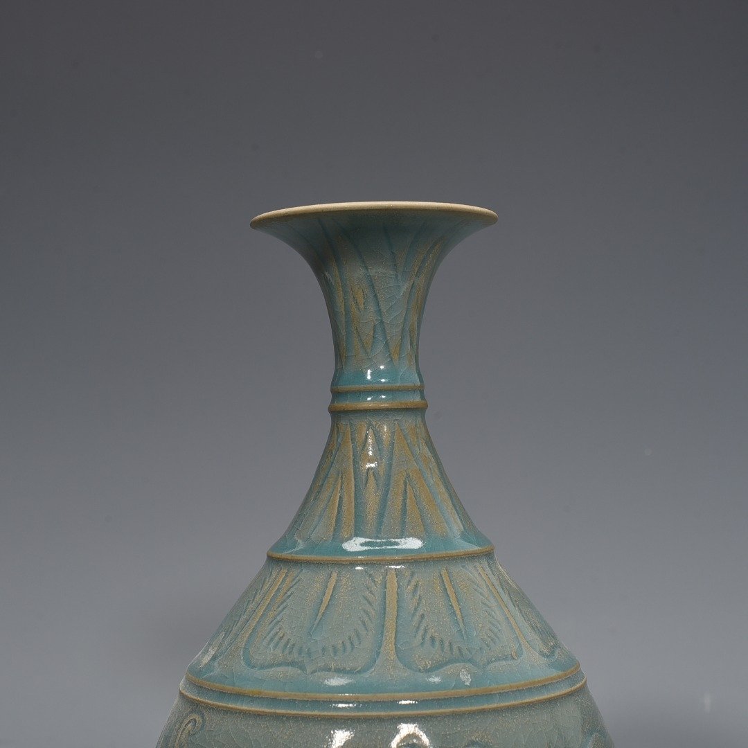 Song Dynasty Ru kiln azure glaze engraved dragon pattern jade pot spring vase