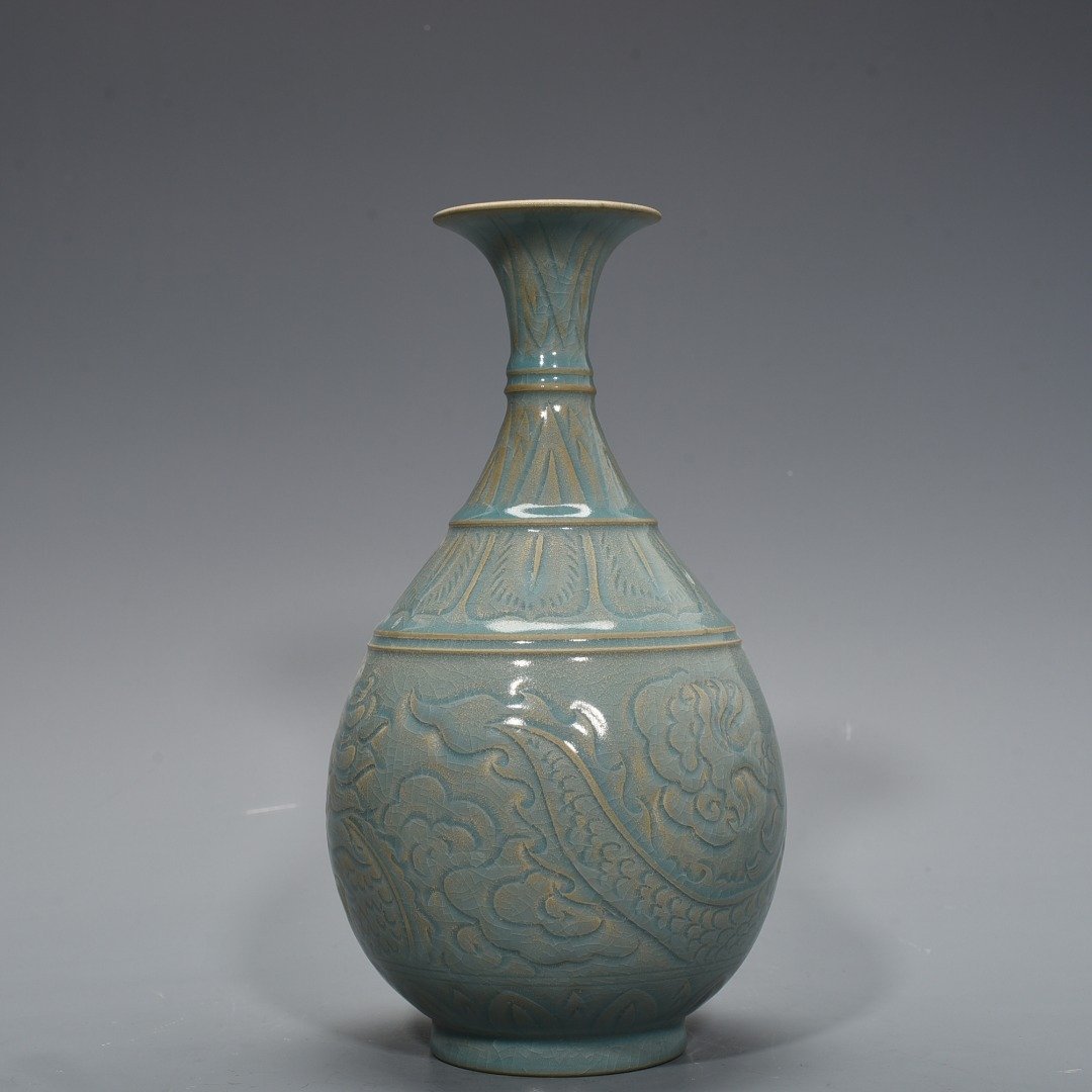 Song Dynasty Ru kiln azure glaze engraved dragon pattern jade pot spring vase