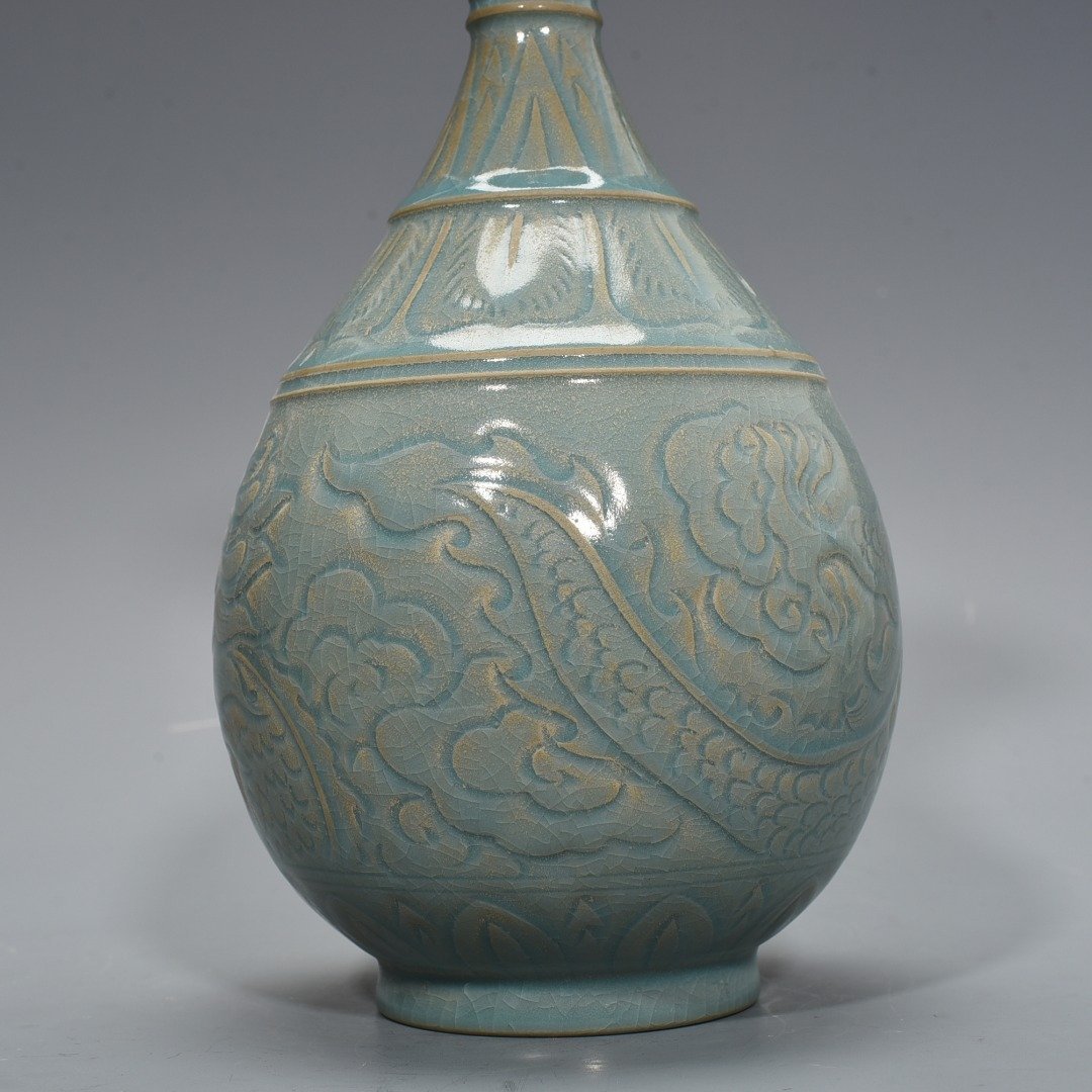 Song Dynasty Ru kiln azure glaze engraved dragon pattern jade pot spring vase