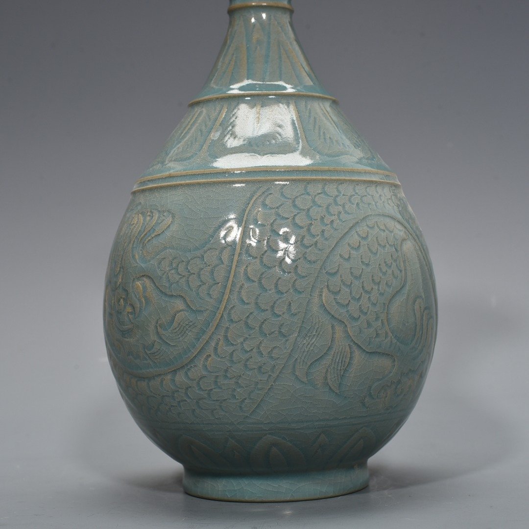 Song Dynasty Ru kiln azure glaze engraved dragon pattern jade pot spring vase