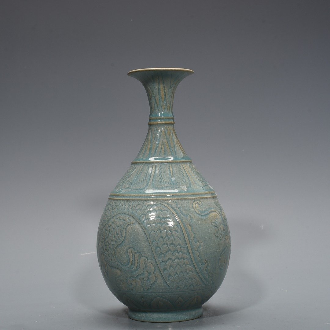 Song Dynasty Ru kiln azure glaze engraved dragon pattern jade pot spring vase