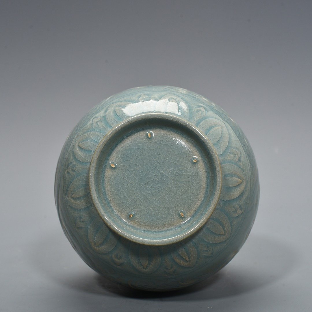 Song Dynasty Ru kiln azure glaze engraved dragon pattern jade pot spring vase