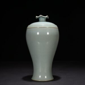 Song Dynasty Ru kiln azure glaze A style plum vase with dazzling pattern