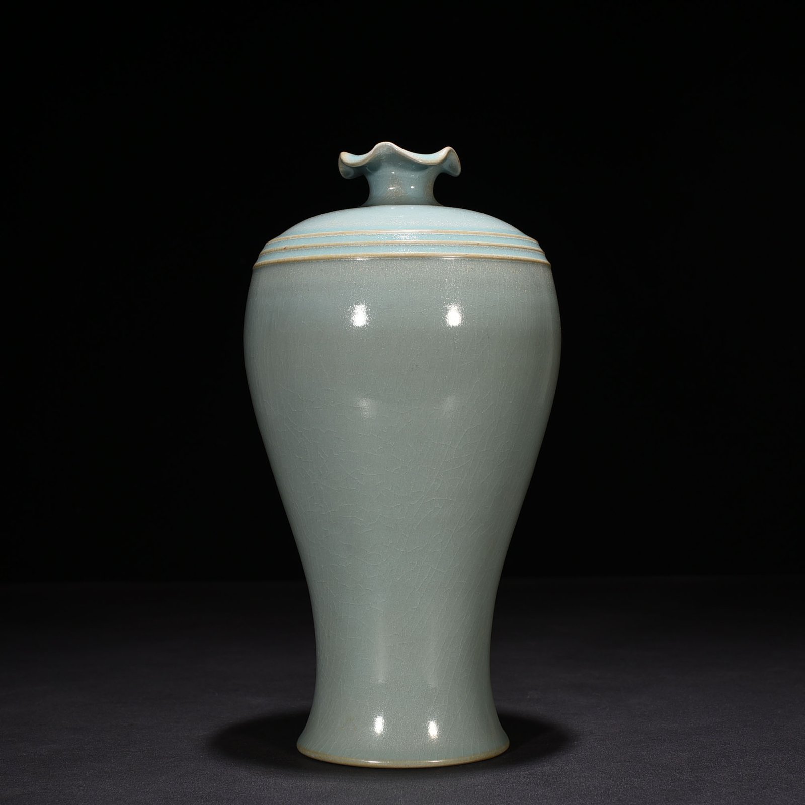 Song Dynasty Ru kiln azure glaze A style plum vase with dazzling pattern