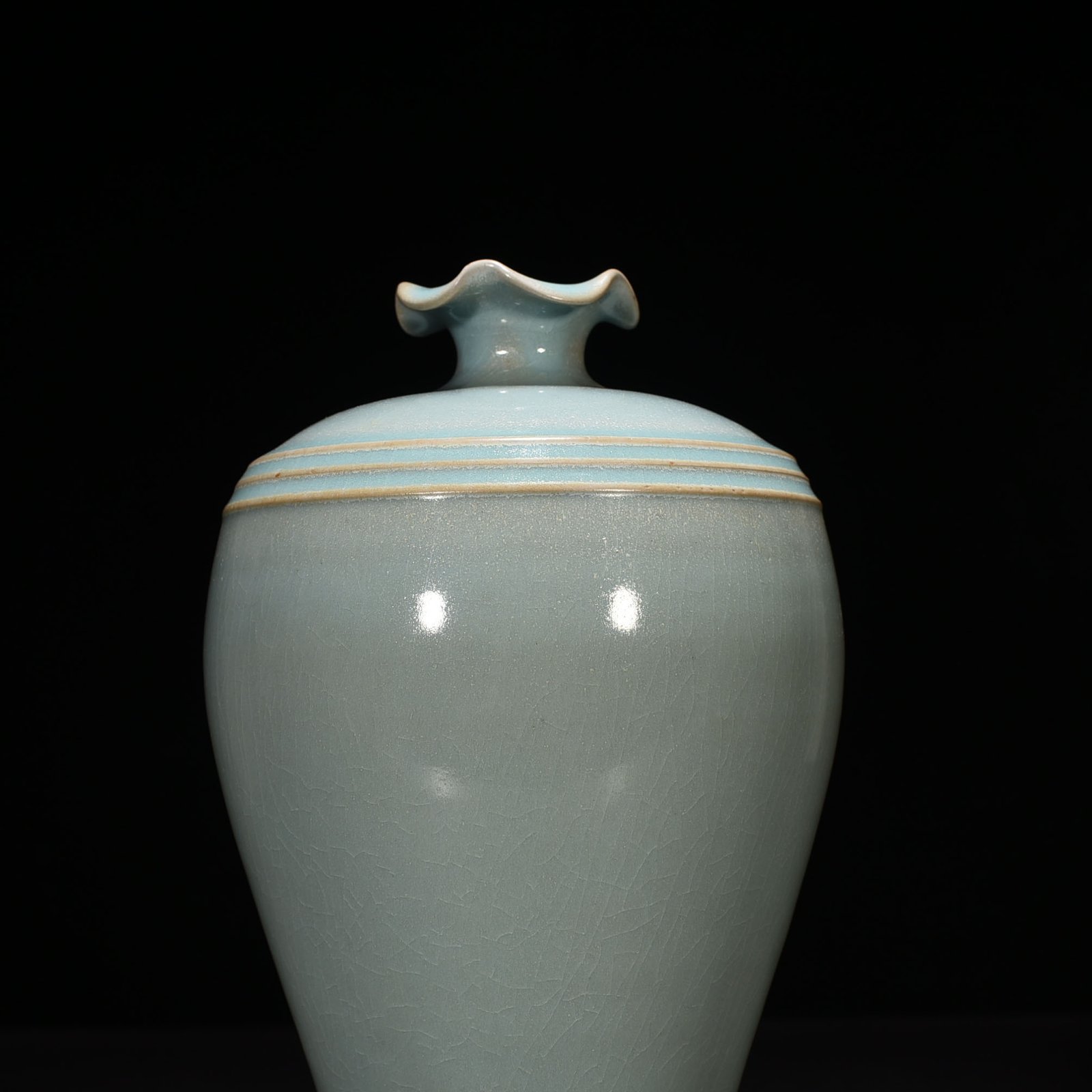 Song Dynasty Ru kiln azure glaze A style plum vase with dazzling pattern
