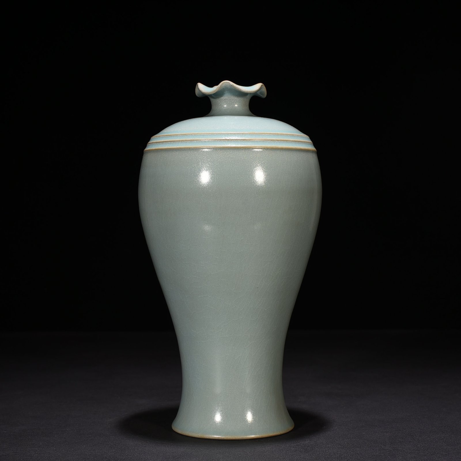 Song Dynasty Ru kiln azure glaze A style plum vase with dazzling pattern