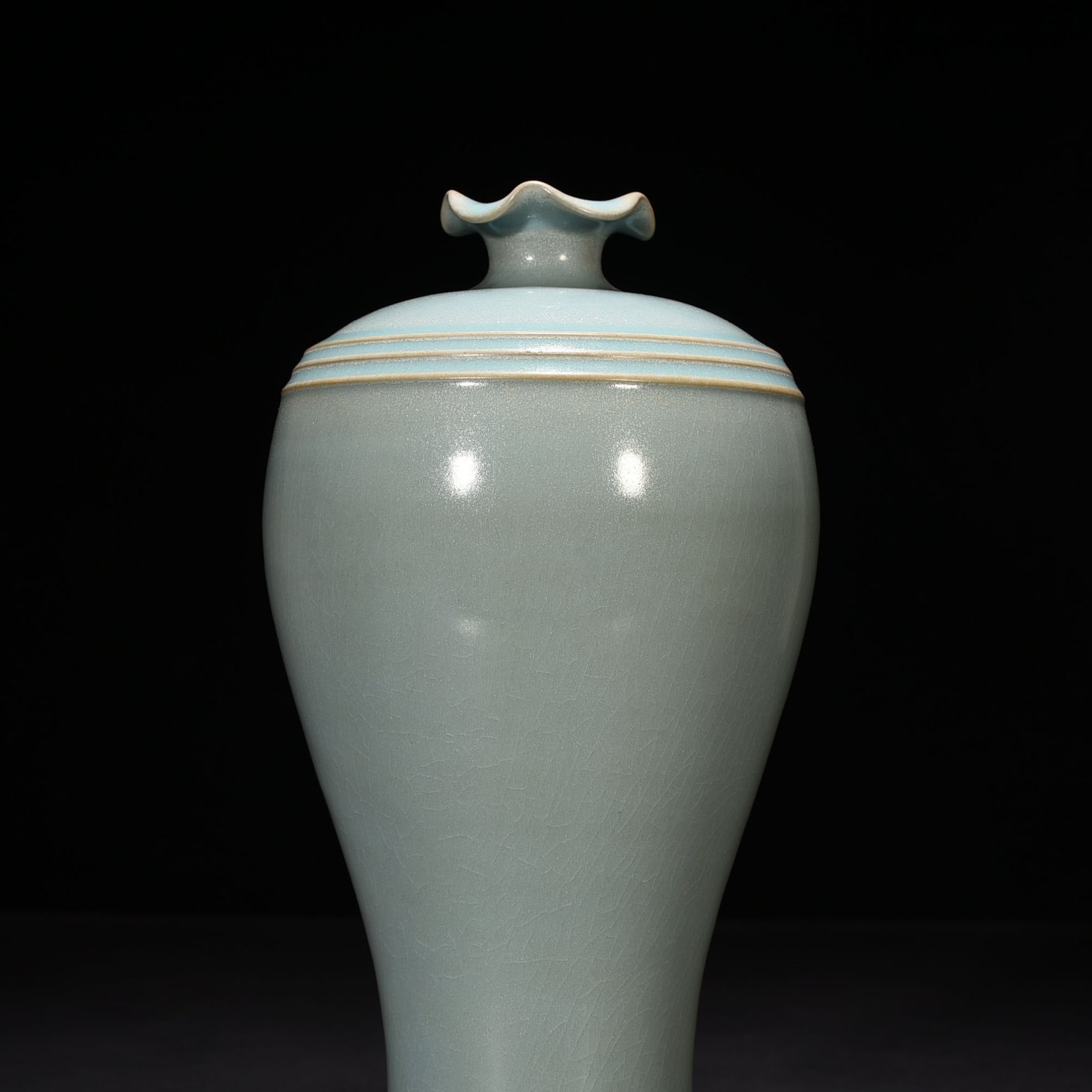 Song Dynasty Ru kiln azure glaze A style plum vase with dazzling pattern