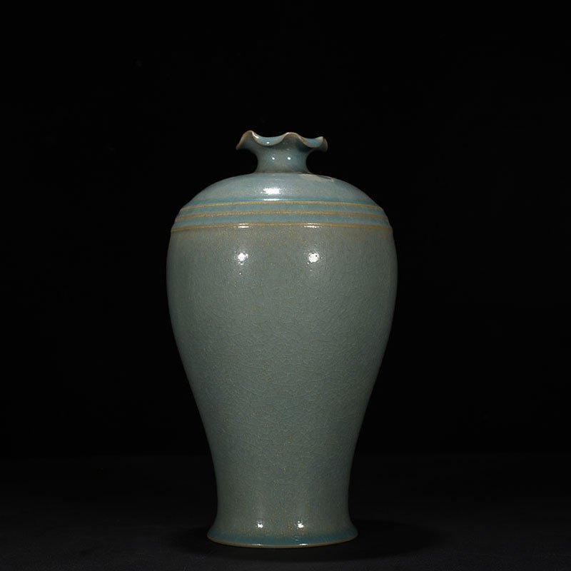 Song Dynasty Ru Kiln azure glaze flower mouth plum vase