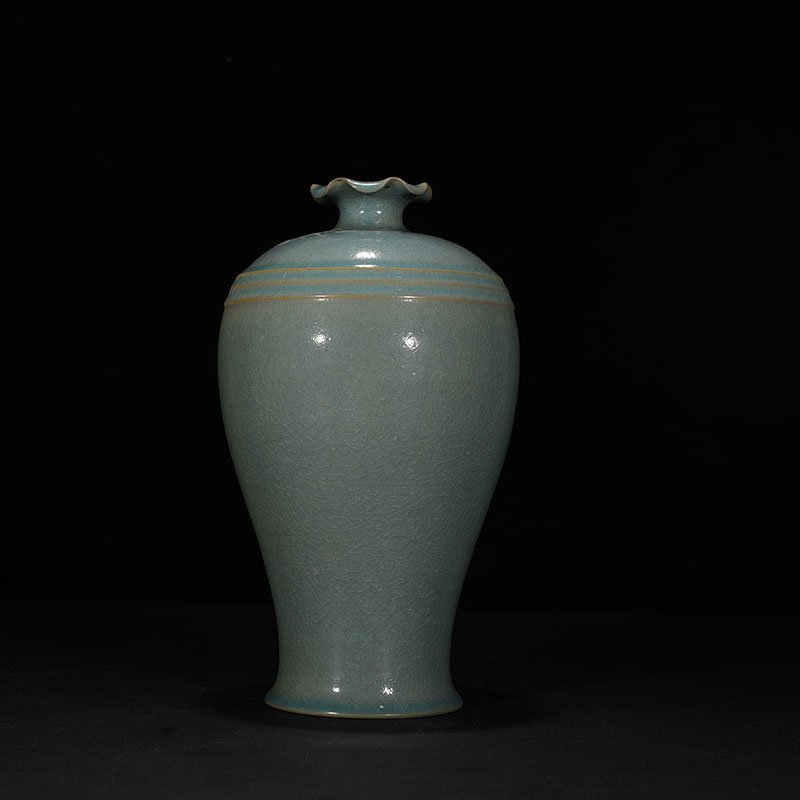Song Dynasty Ru Kiln azure glaze flower mouth plum vase