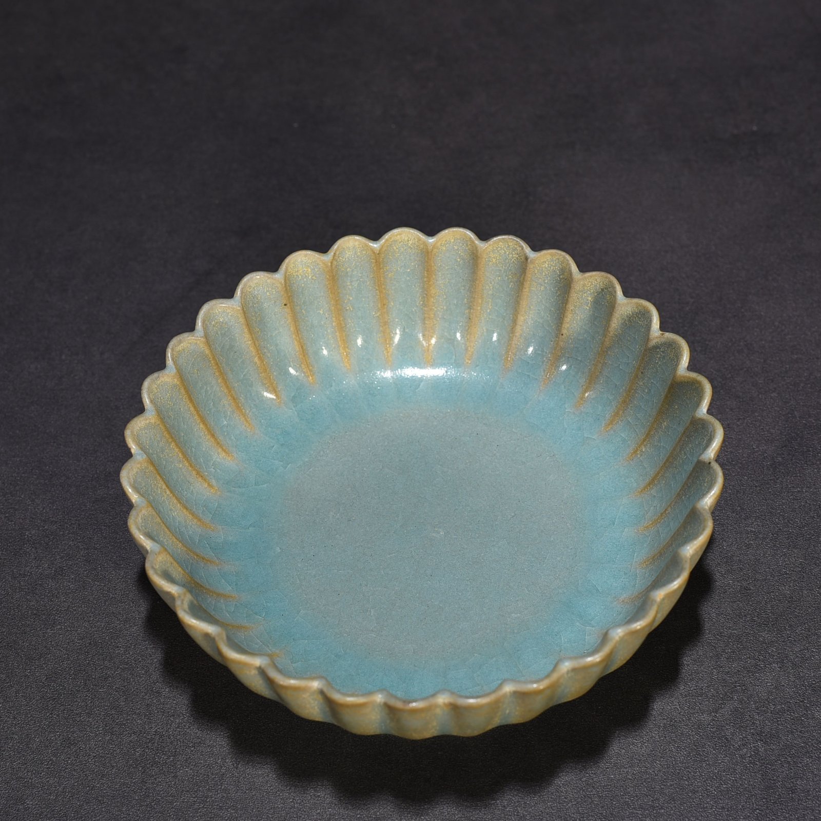 Song Dynasty Ru kiln azure glaze chrysanthemum petal wash