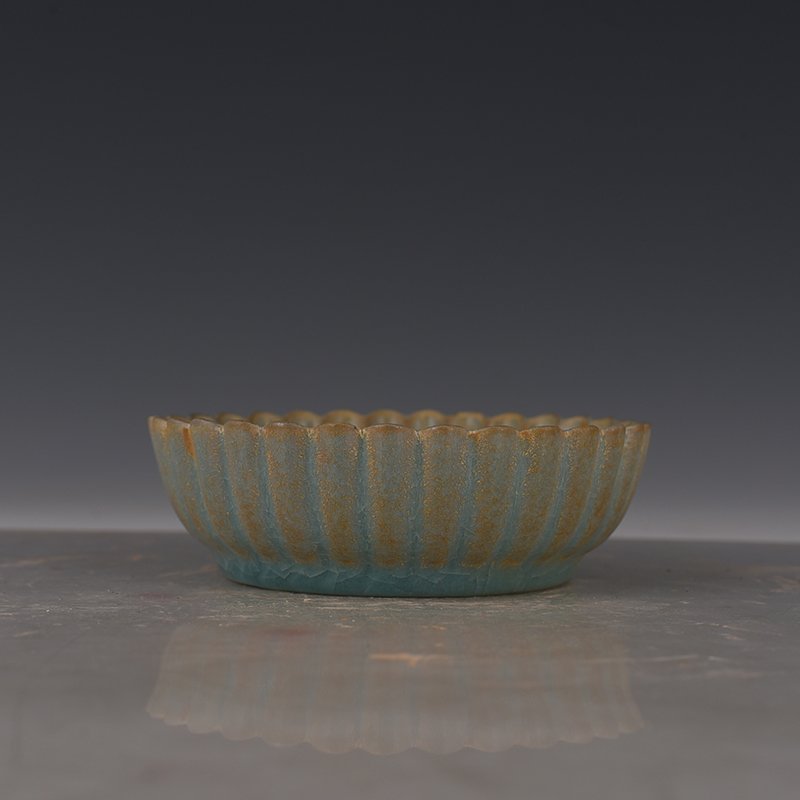 Song Dynasty Ru kiln azure glaze chrysanthemum petal plate