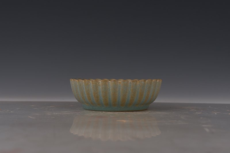 Song Dynasty Ru kiln azure glaze chrysanthemum petal plate
