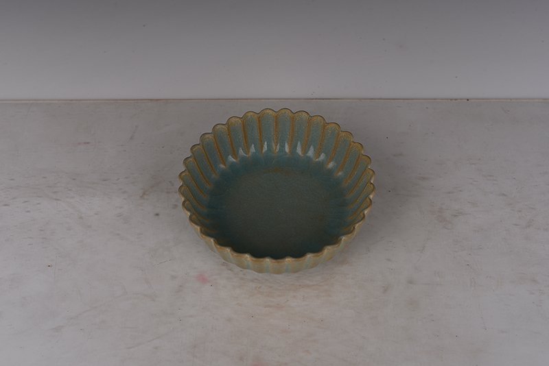 Song Dynasty Ru kiln azure glaze chrysanthemum petal plate