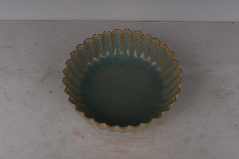 Song Dynasty Ru kiln azure glaze chrysanthemum petal plate