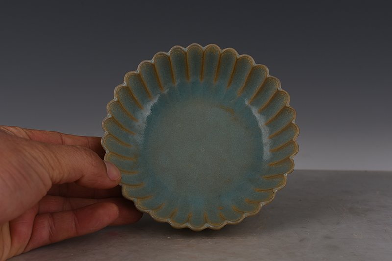 Song Dynasty Ru kiln azure glaze chrysanthemum petal plate