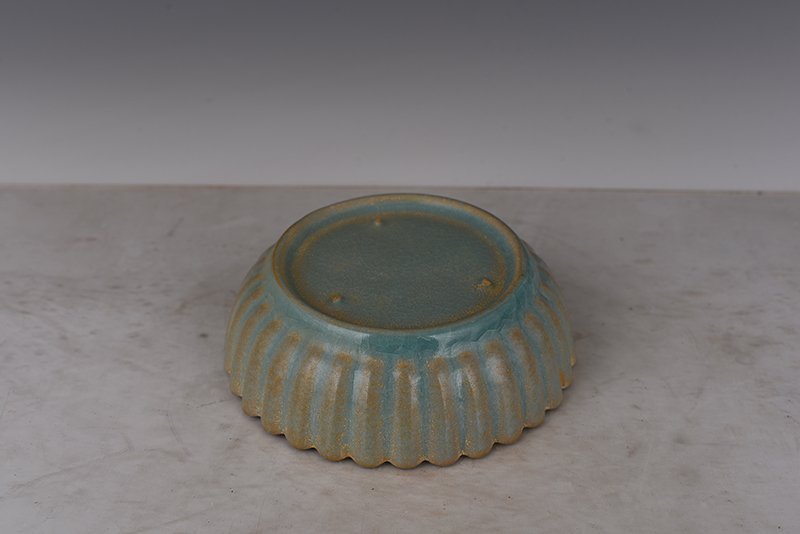 Song Dynasty Ru kiln azure glaze chrysanthemum petal plate