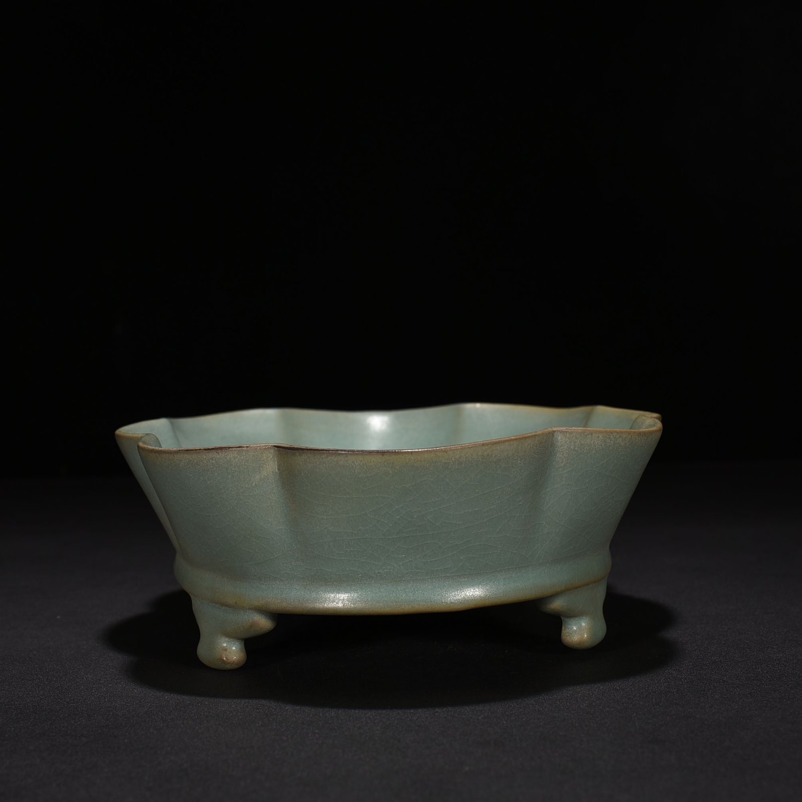 Song Dynasty Ru kiln azure glaze sunflower water fairy basin