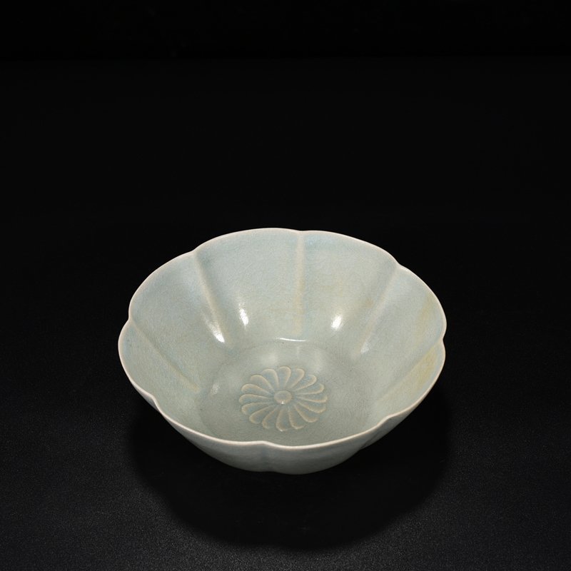 Song Dynasty Ru kiln azure glazed sunflower mouth bowl