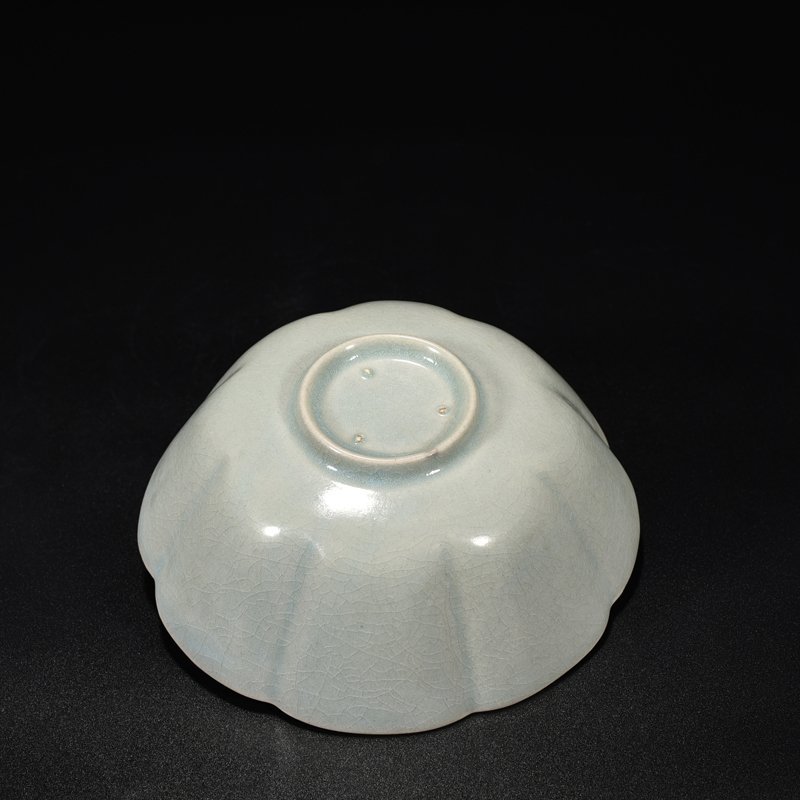 Song Dynasty Ru kiln azure glazed sunflower mouth bowl