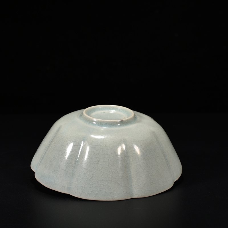 Song Dynasty Ru kiln azure glazed sunflower mouth bowl