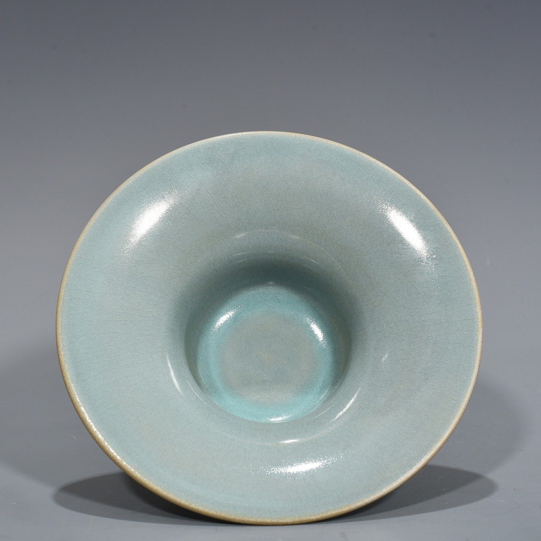 Song Dynasty Ru kiln Fenghua style three-legged Burner