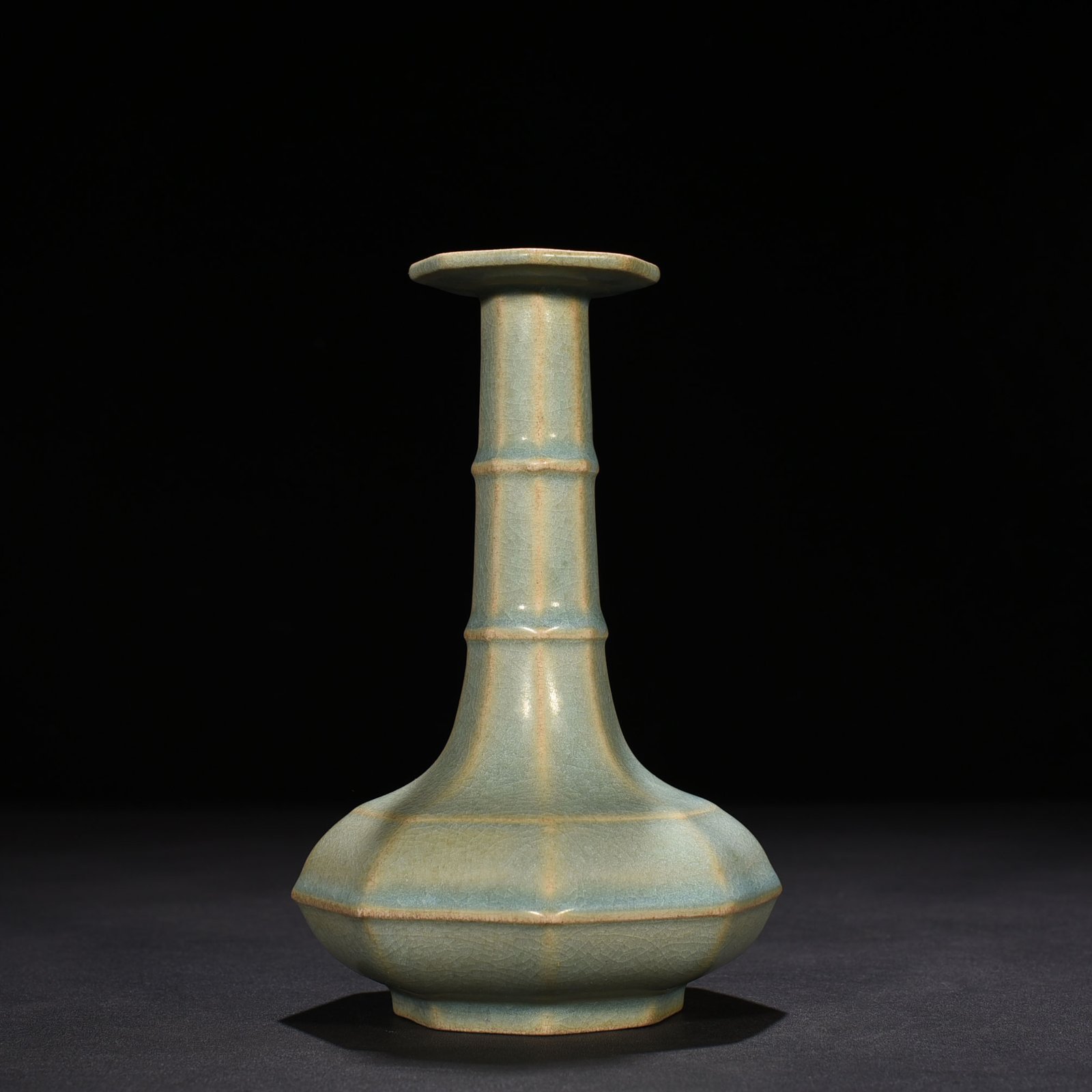 Song Dynasty Ru kilnSong Dynasty Huizong style eight-sided plate mouth vase
