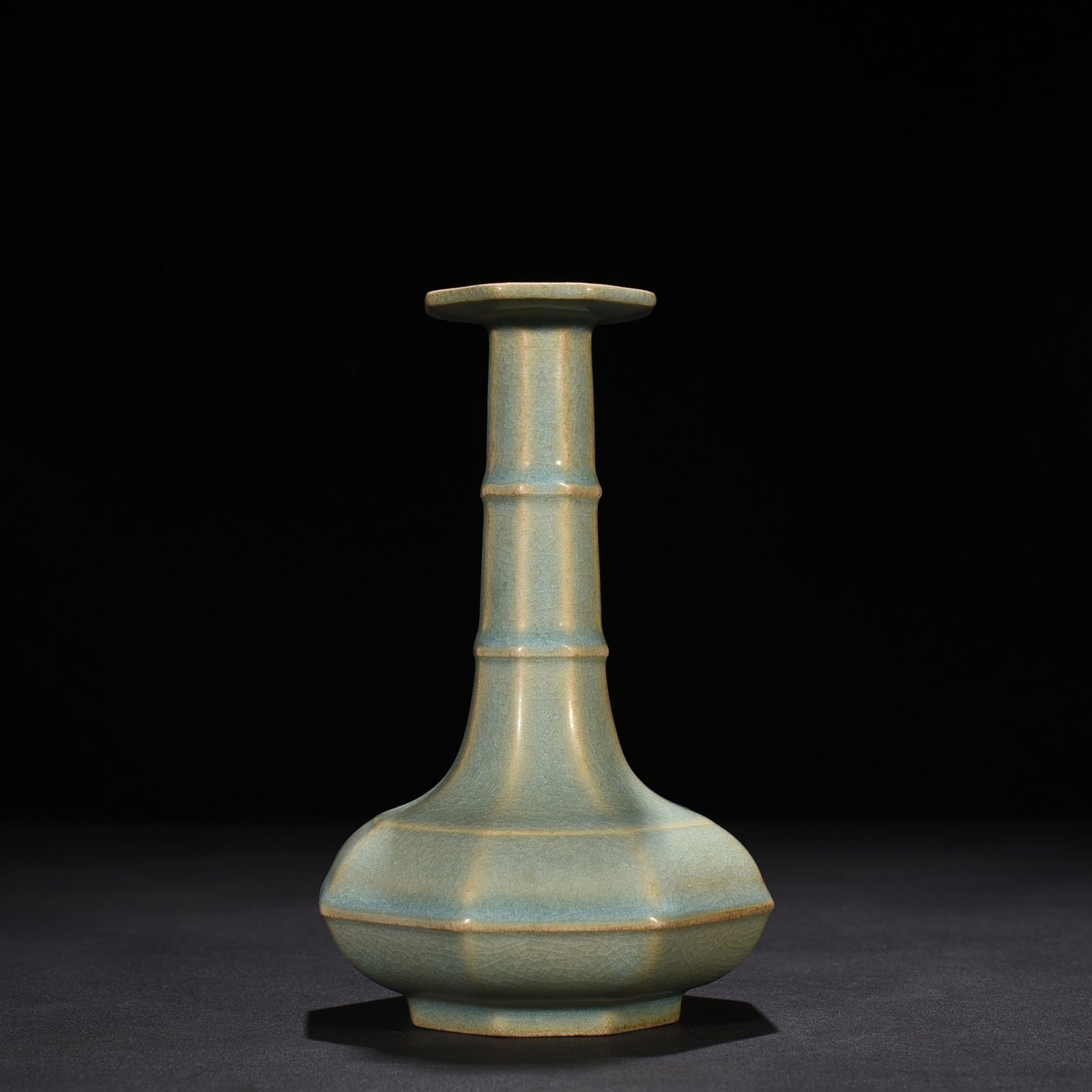 Song Dynasty Ru kilnSong Dynasty Huizong style eight-sided plate mouth vase