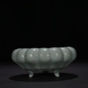 Song Dynasty Ru Kiln Temple model chrysanthemum petal three-legged wash