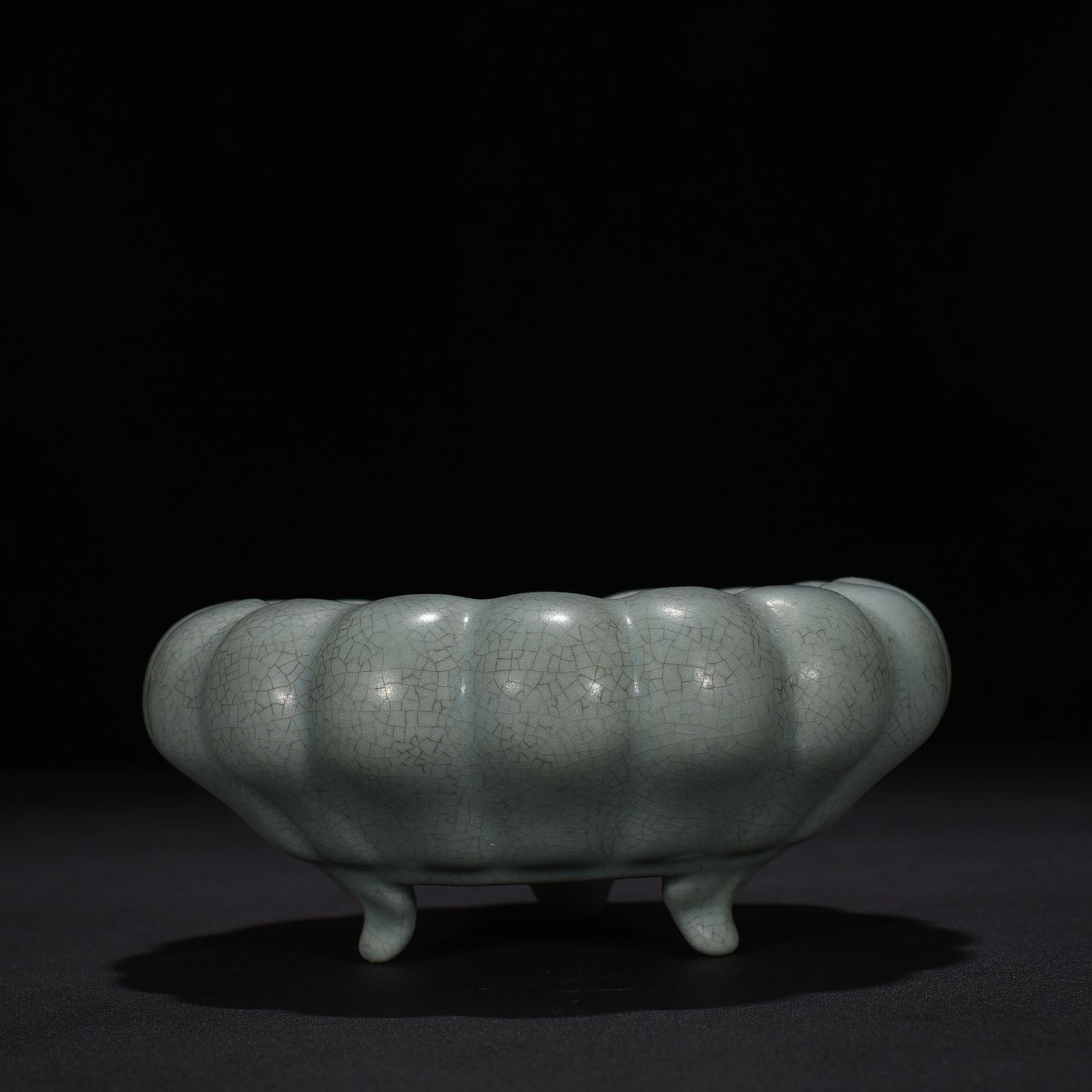 Song Dynasty Ru Kiln Temple model chrysanthemum petal three-legged wash