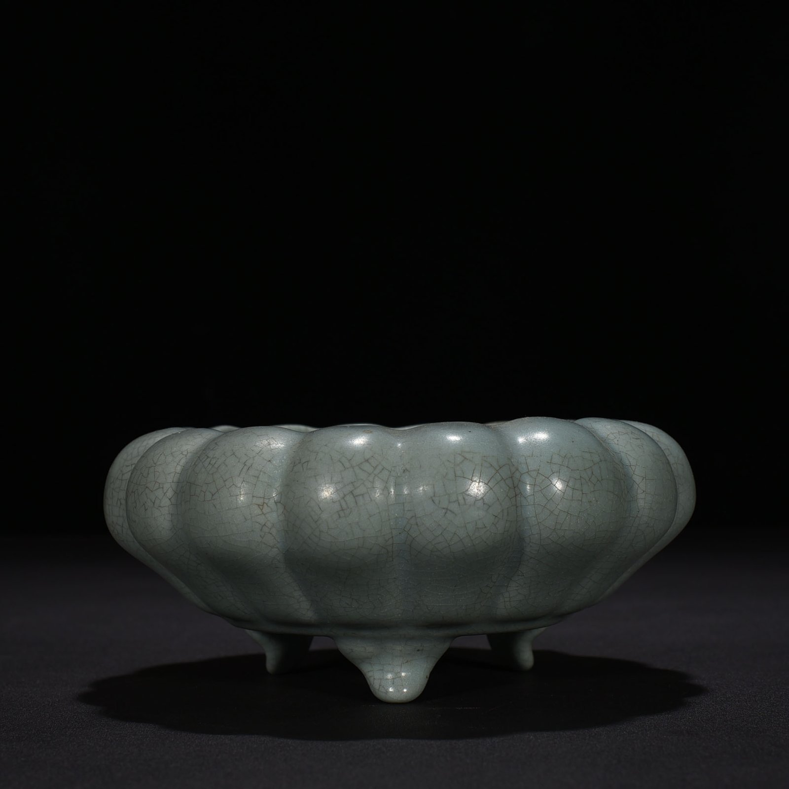 Song Dynasty Ru Kiln Temple model chrysanthemum petal three-legged wash