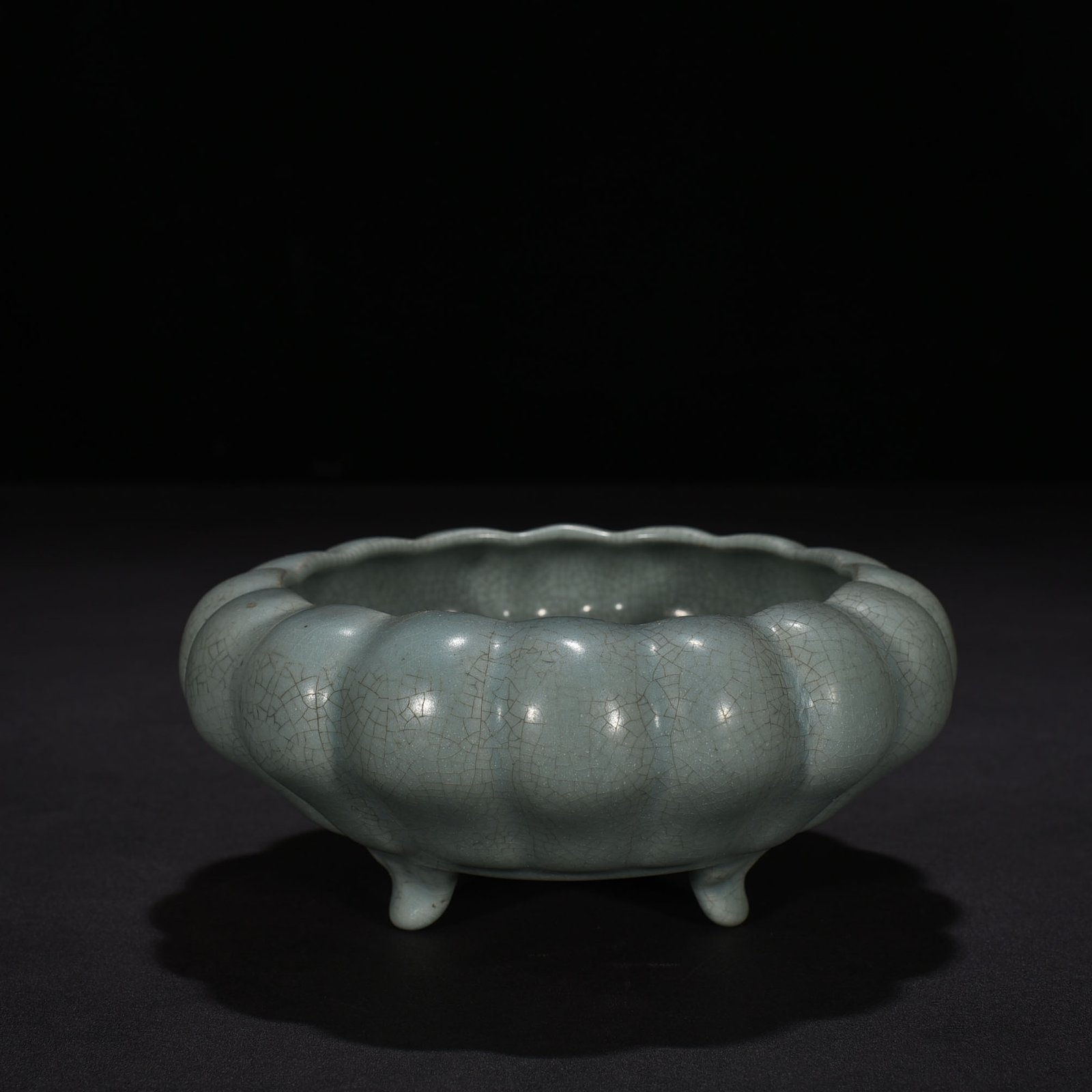 Song Dynasty Ru Kiln Temple model chrysanthemum petal three-legged wash
