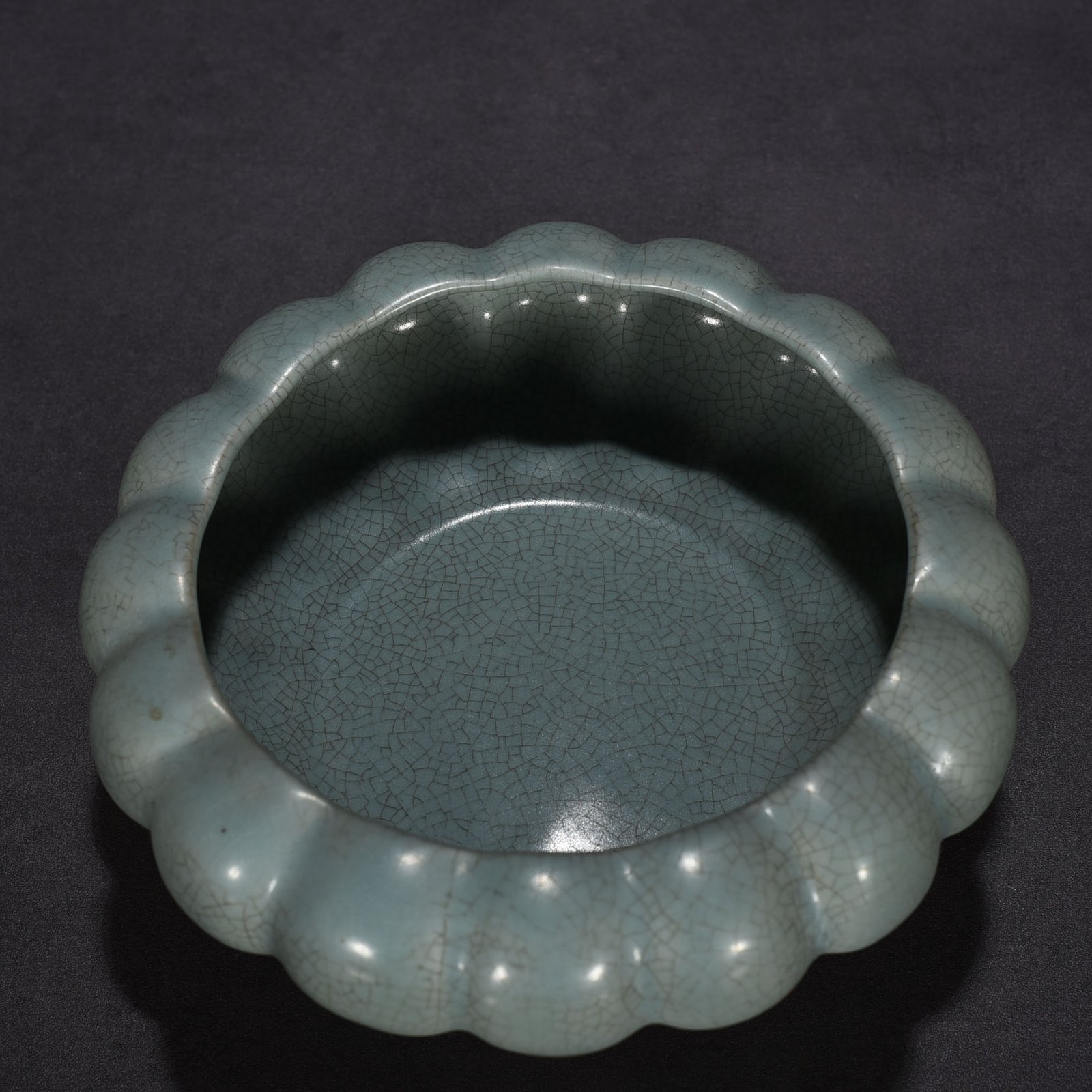 Song Dynasty Ru Kiln Temple model chrysanthemum petal three-legged wash