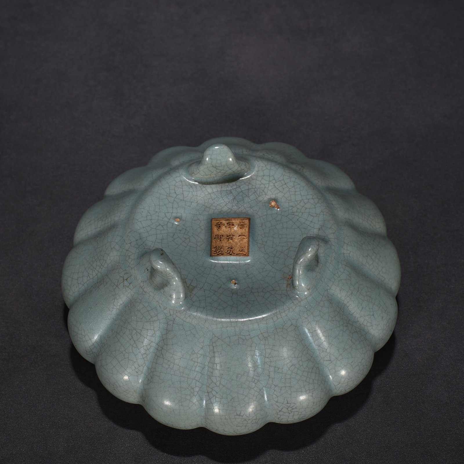 Song Dynasty Ru Kiln Temple model chrysanthemum petal three-legged wash