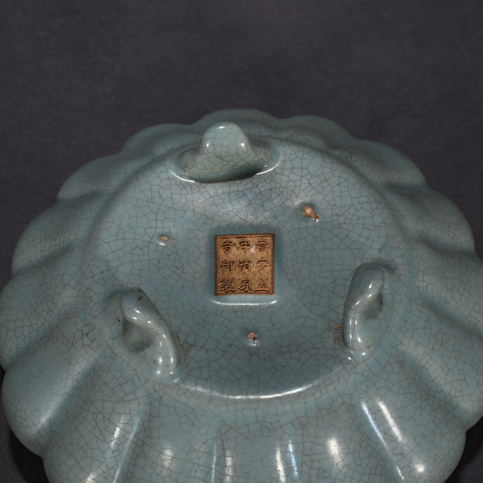 Song Dynasty Ru Kiln Temple model chrysanthemum petal three-legged wash
